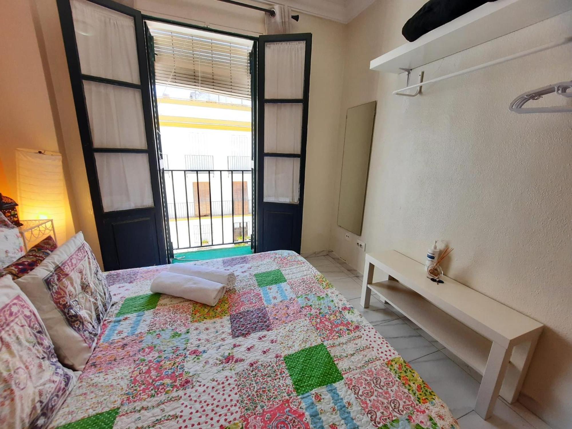 Budget And Cute Rooms With Balcony Sevilla Center Exteriér fotografie